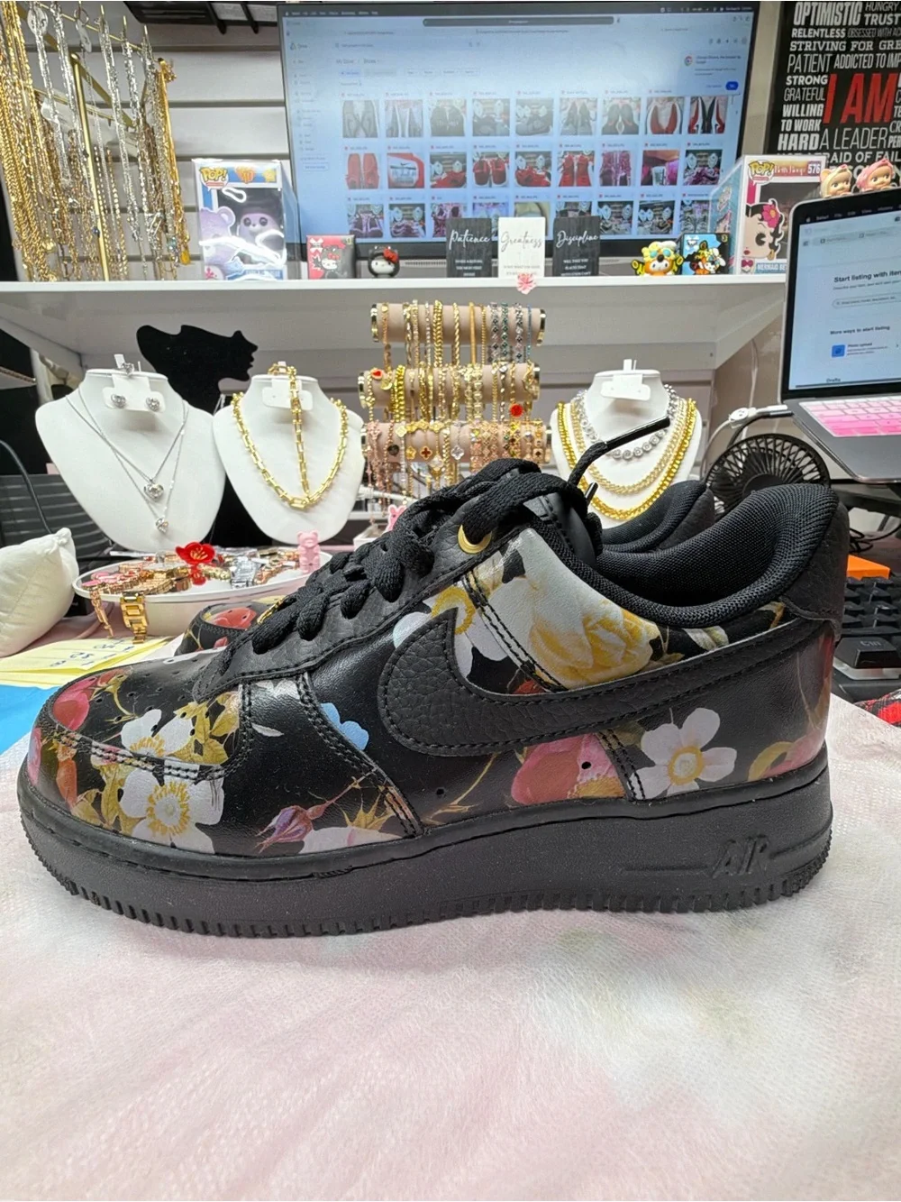 Nike Women's Floral Airforce 1 Sz 7.5